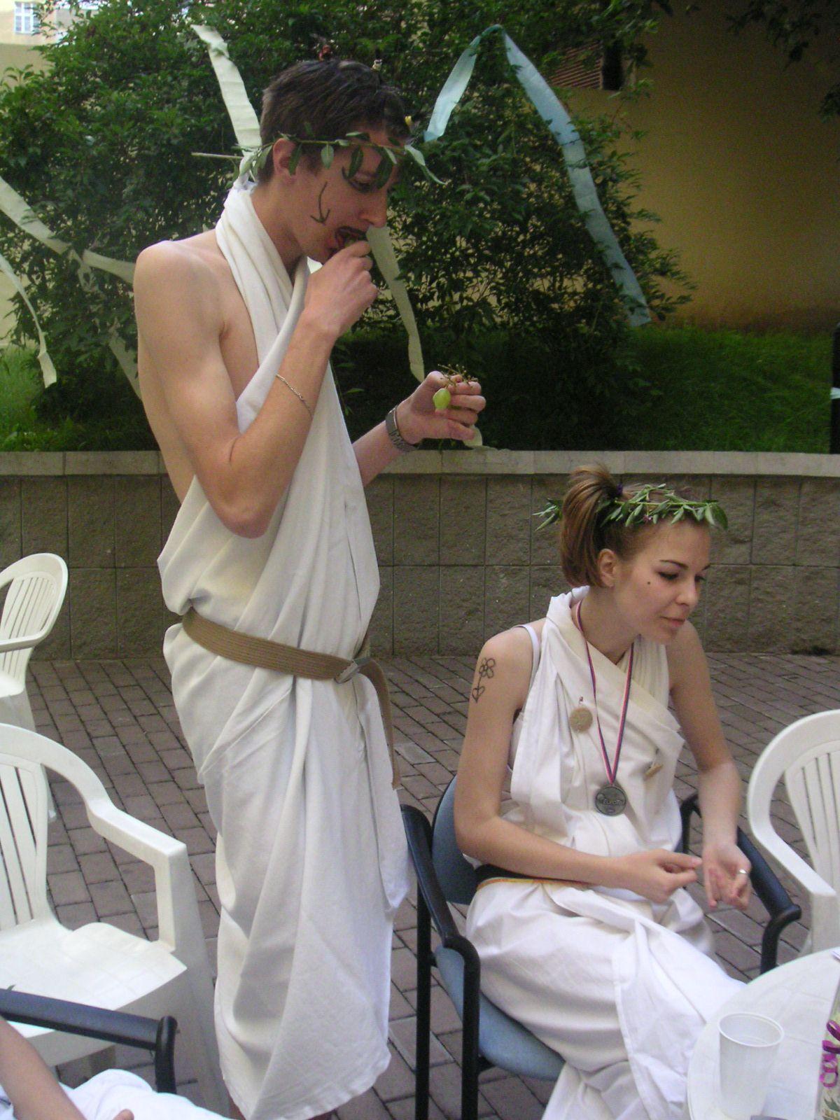 Antik párty 2004
Tomáš a Katarinka, kterak nektarem a ambrózií sebe nacpávají.