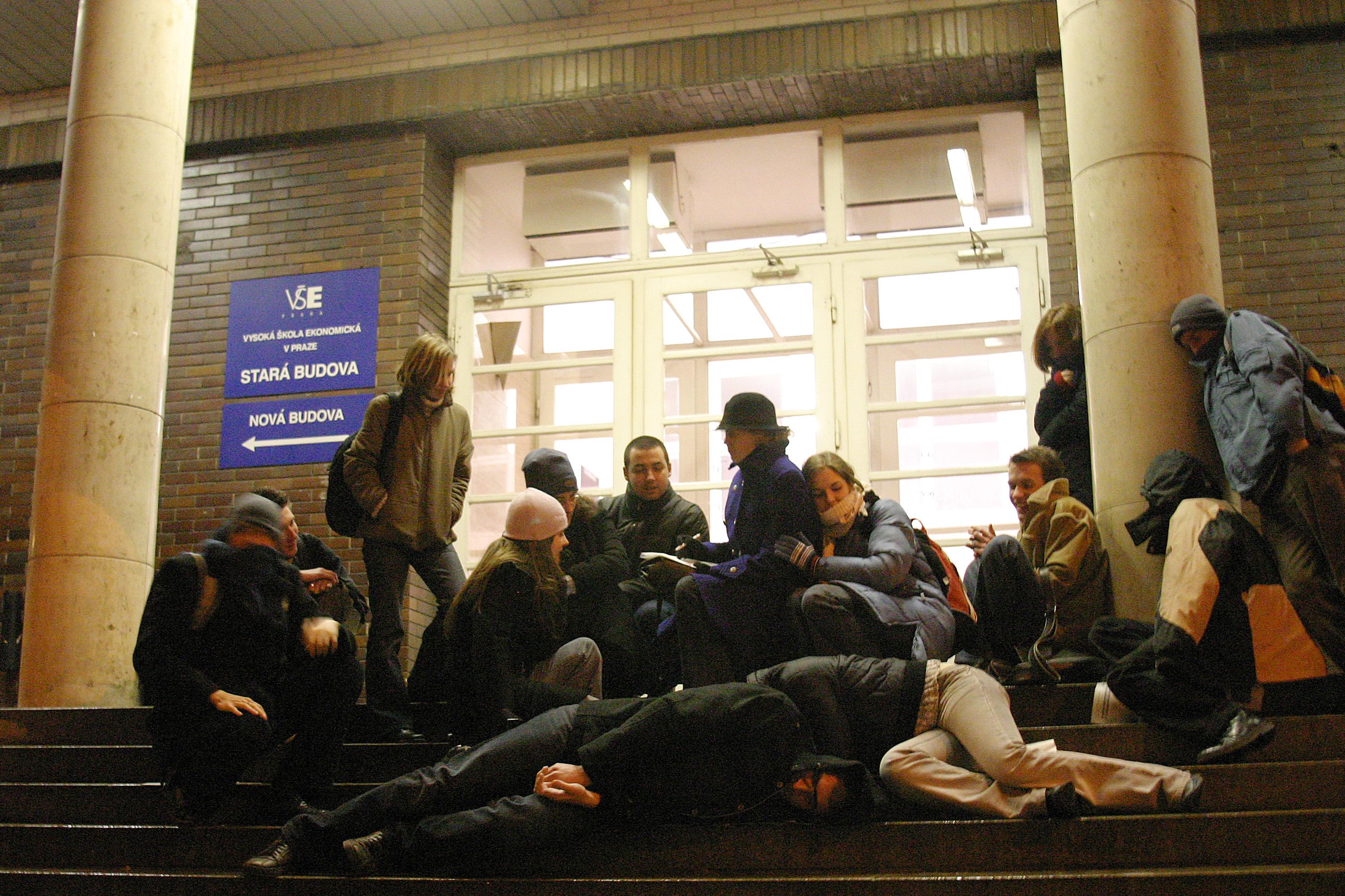 Studenti bivakující před školou
ilustrační foto: Studenti čekají v noci před školou, aby se zapsali do vedlejší specializace Komerční komunikace