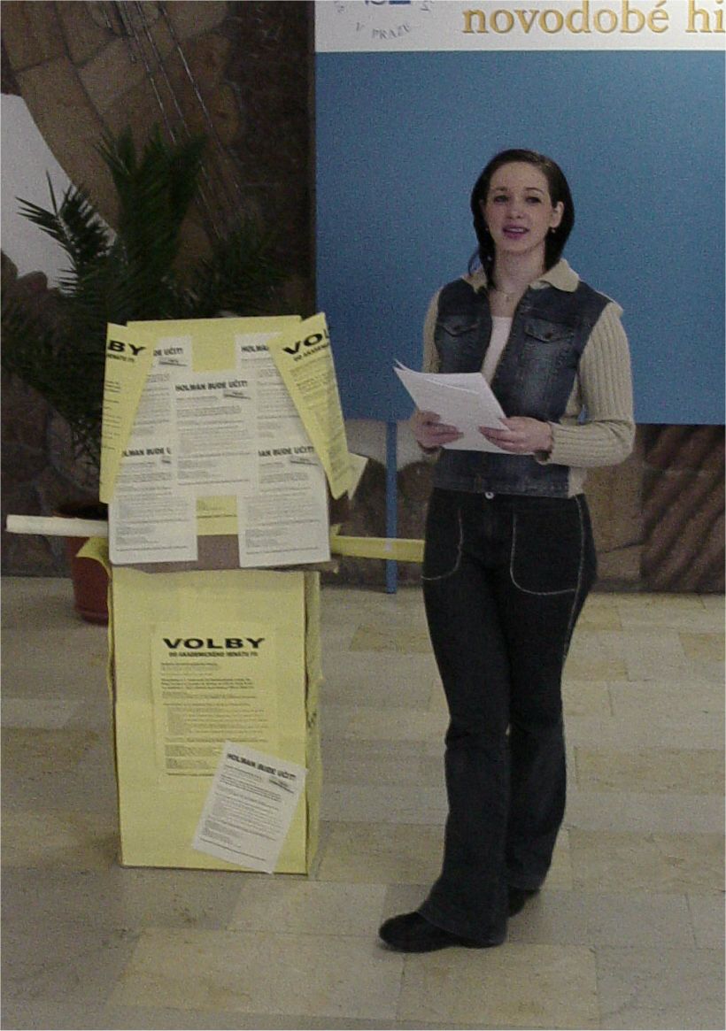 Volby do AS FNH 2003
Studentka rozdávající předvolební letáčky před volební místností.
