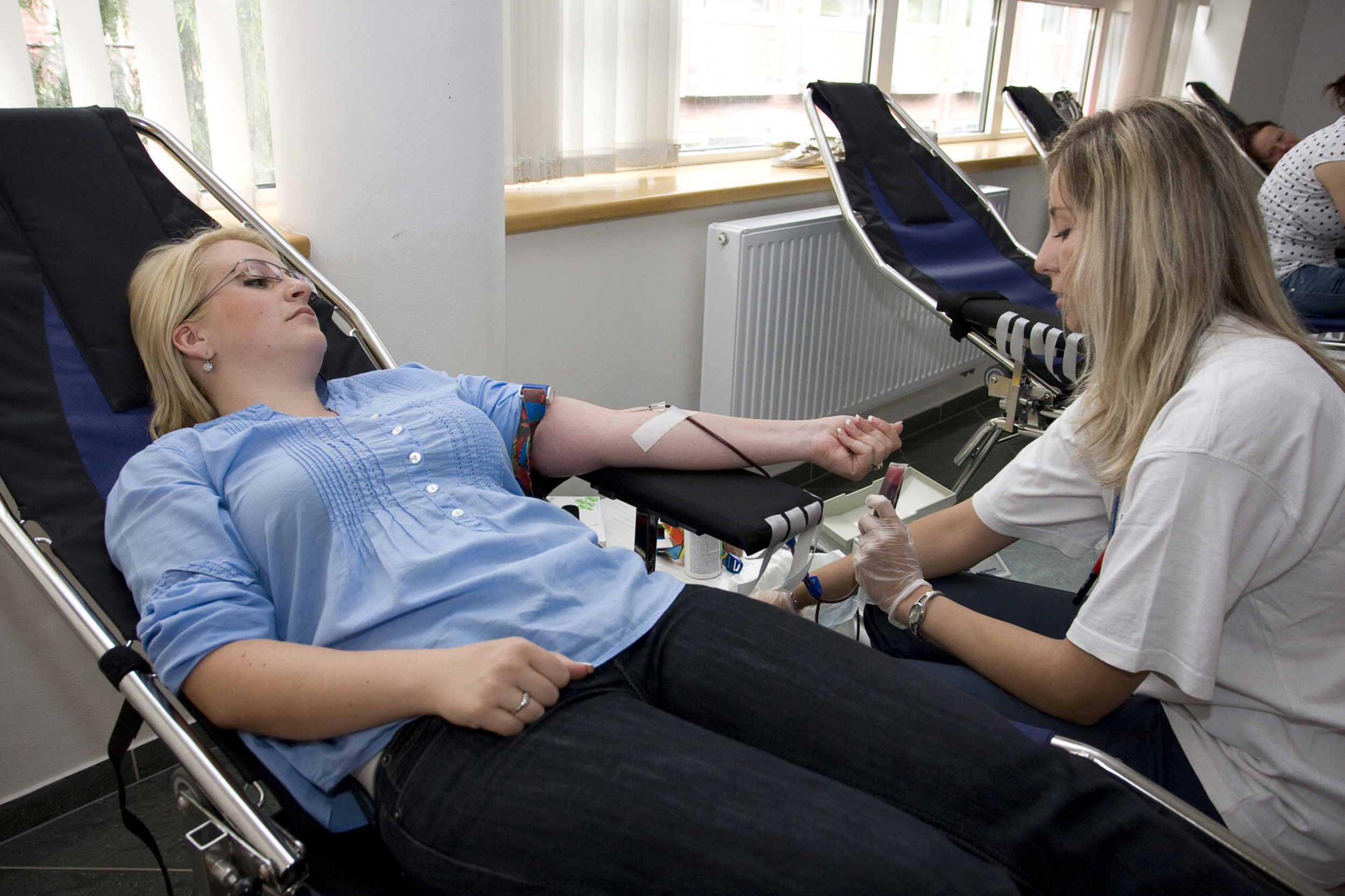 Čtyři decilitry krve z dárce „vysají“ zhruba během deseti minut.