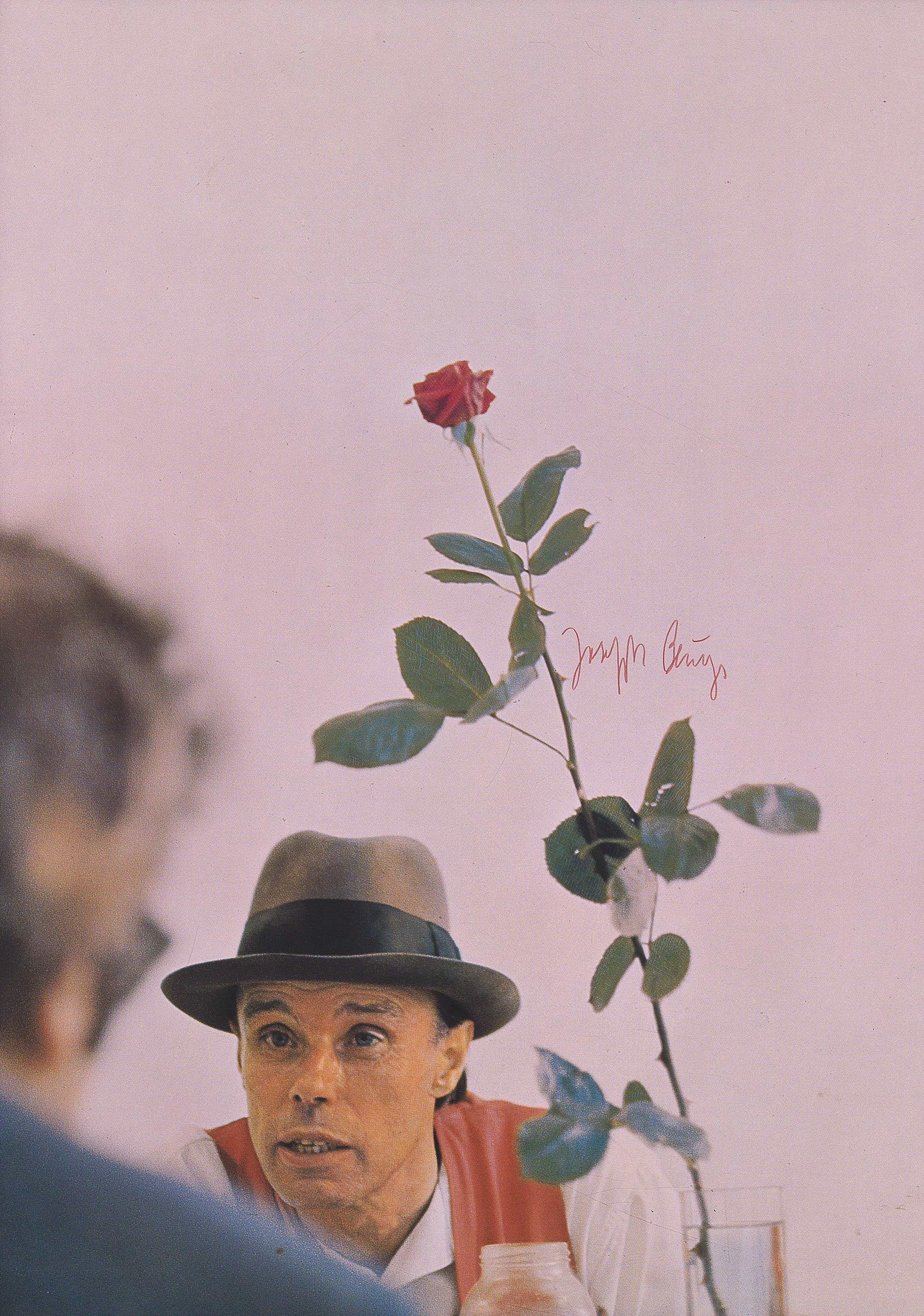 Joseph Beuys svůj výtvor pojmenoval Ohne die Rose tun wir's nicht.