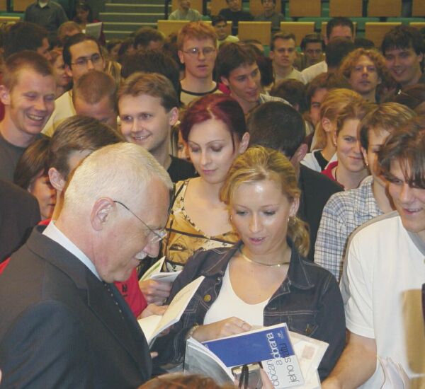 Václav Klaus na VŠE
Václav Klaus obklopený davem studentů po své přednášce v Nové aule na VŠE v úterý 13. května 2003.