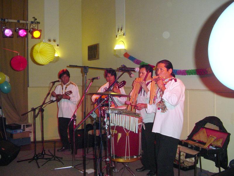 Peruánská kapela
Peruánská hudební skupina Conjunto de la música peruana, ples La Fiesta, 26. dubna 2005